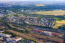 Vue de la ville depuis le sud, au-delà de la gare de triage à le quartier Neuhermsheim in Mannheim dans le département Bade-Wurtemberg, Allemagne
