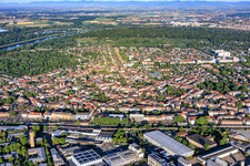 Vue du quartier depuis le nord-est, s'étendant jusqu'au Rhin. à le quartier Neckarau in Mannheim dans le département Bade-Wurtemberg, Allemagne