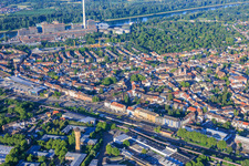 Vue du quartier depuis le nord, s'étendant jusqu'à la centrale électrique GKM sur le Rhin. à le quartier Neckarau in Mannheim dans le département Bade-Wurtemberg, Allemagne
