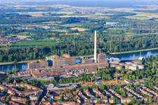 Vue du quartier depuis le nord, s'étendant jusqu'à la centrale électrique GKM sur le Rhin. à le quartier Neckarau in Mannheim dans le département Bade-Wurtemberg, Allemagne