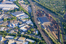 Voies et hall de la gare de marchandises de DB Cargo AG et Rhenus à le quartier Neckarau in Mannheim dans le département Bade-Wurtemberg, Allemagne