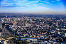 Vue d'ensemble de la ville depuis le sud-est, depuis le pont jaune du Neckarau qui enjambe les voies ferrées jusqu'à l'usine BASF de l'autre côté du Rhin. à le quartier Innenstadt in Mannheim dans le département Bade-Wurtemberg, Allemagne