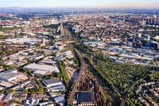 Vue de la ville depuis le sud-est, de part et d'autre des voies ferrées menant au Rhin. à le quartier Lindenhof in Mannheim dans le département Bade-Wurtemberg, Allemagne