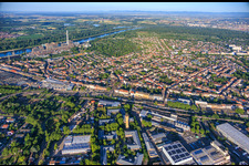 Vue d'ensemble du quartier nord, de la Neckarauer Straße au parc forestier du Rhin. à le quartier Neckarau in Mannheim dans le département Bade-Wurtemberg, Allemagne