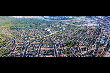 Panorama du quartier depuis l'est jusqu'à l'étang de Stollenwörthweiher et l'île du parc de l'autre côté du Rhin. à le quartier Almenhof in Mannheim dans le département Bade-Wurtemberg, Allemagne