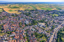 Vue d'ensemble de la ville depuis le sud-ouest à Herxheim bei Landau dans le département Rhénanie-Palatinat, Allemagne