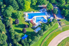Piscine extérieure de la forêt d'Herxheim à Herxheim bei Landau dans le département Rhénanie-Palatinat, Allemagne