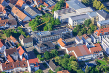Chantier de construction du nouveau bâtiment de la cafétéria de l'école primaire Ludwig-Riedinger, commandé par la commune de Kandel. Architectes : zwo/elf PartmbB. Travaux de terrassement : Gaudier Erd- und Rückbau GmbH. Travaux de fenêtres : Trumpf Metallbau GmbH. Architecture paysagère : Bauer.Landschaftsarchitekten. Travaux de construction : Bender+Urich GmbH & Co.KG. Ingénierie structurelle : Ingenieurbüro Sikora. Travaux de façade : AS-Fassaden GmbH. Construction du gros œuvre : Wünschel BAU GmbH. Travaux électriques : Wieland & Schultz GmbH. Ministère de l'Éducation, des Sciences, de la Formation continue et de la Culture de Rhénanie-Palatinat à Kandel dans le département Rhénanie-Palatinat, Allemagne
