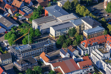 Chantier de construction du nouveau bâtiment de la cafétéria de l'école primaire Ludwig-Riedinger, commandé par la commune de Kandel. Architectes : zwo/elf PartmbB. Travaux de terrassement : Gaudier Erd- und Rückbau GmbH. Travaux de fenêtres : Trumpf Metallbau GmbH. Architecture paysagère : Bauer.Landschaftsarchitekten. Travaux de construction : Bender+Urich GmbH & Co.KG. Ingénierie structurelle : Ingenieurbüro Sikora. Travaux de façade : AS-Fassaden GmbH. Construction du gros œuvre : Wünschel BAU GmbH. Travaux électriques : Wieland & Schultz GmbH. Ministère de l'Éducation, des Sciences, de la Formation continue et de la Culture de Rhénanie-Palatinat à Kandel dans le département Rhénanie-Palatinat, Allemagne