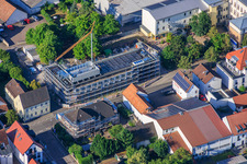 Chantier de construction du nouveau bâtiment de la cafétéria de l'école primaire Ludwig-Riedinger, commandé par la commune de Kandel. Architectes : zwo/elf PartmbB. Travaux de terrassement : Gaudier Erd- und Rückbau GmbH. Travaux de fenêtres : Trumpf Metallbau GmbH. Architecture paysagère : Bauer.Landschaftsarchitekten. Travaux de construction : Bender+Urich GmbH & Co.KG. Ingénierie structurelle : Ingenieurbüro Sikora. Travaux de façade : AS-Fassaden GmbH. Construction du gros œuvre : Wünschel BAU GmbH. Travaux électriques : Wieland & Schultz GmbH. Ministère de l'Éducation, des Sciences, de la Formation continue et de la Culture de Rhénanie-Palatinat à Kandel dans le département Rhénanie-Palatinat, Allemagne