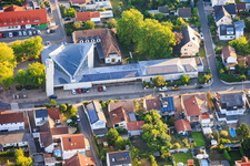Bâtiment moderne avec toitures photovoltaïques de l'église catholique Saint-Conrad à Speyer dans le département Rhénanie-Palatinat, Allemagne