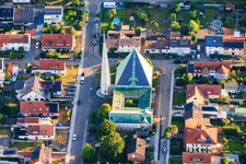 Bâtiment moderne avec toit photovoltaïque de l'église protestante Christ Church à Speyer dans le département Rhénanie-Palatinat, Allemagne