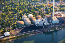 Réservoirs de pétrole et tas de charbon de la centrale électrique GKM Mannheim sur le Rhin à le quartier Neckarau in Mannheim dans le département Bade-Wurtemberg, Allemagne