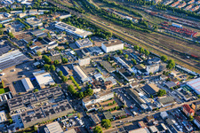 Parc industriel de Floßwörthstraße, au sud-est, avec tMKüchen vBus GmbH et häuselmann metall GmbH à le quartier Neckarau in Mannheim dans le département Bade-Wurtemberg, Allemagne