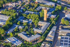 Le parc technologique Plant High-Tech Mannheim et l'école Carlo Schmid Mannheim avec le château d'eau historique, société Schildkröt à le quartier Neckarau in Mannheim dans le département Bade-Wurtemberg, Allemagne