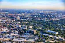 Vue de la ville depuis le sud-est, avec le parc Luisen et la tour de télécommunications à le quartier Oststadt in Mannheim dans le département Bade-Wurtemberg, Allemagne