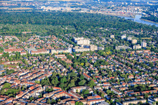 Vue d'ensemble du quartier depuis l'est, du parc August-Bebel jusqu'au parc forestier sur les rives du Rhin. à le quartier Neckarau in Mannheim dans le département Bade-Wurtemberg, Allemagne