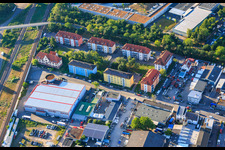 Développements résidentiels et Pepperl+Fuchs Vertrieb Deutschland GmbH à Franz-Grashof-Straße depuis l'ouest à le quartier Neckarau in Mannheim dans le département Bade-Wurtemberg, Allemagne