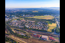 Vue de la ville depuis le sud entre la gare de triage et l'aéroport de la ville Mannheim à le quartier Neuhermsheim in Mannheim dans le département Bade-Wurtemberg, Allemagne