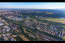 Vue de la ville depuis le sud-est, entre la gare de triage, l'aéroport de Mannheim et... à le quartier Oststadt in Mannheim dans le département Bade-Wurtemberg, Allemagne