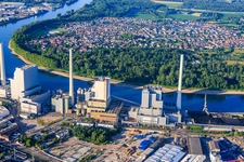 Les blocs plus récents de la grande centrale électrique Mannheim sur la rive du Rhin en arrière-plan. Altrip à le quartier Neckarau in Mannheim dans le département Bade-Wurtemberg, Allemagne