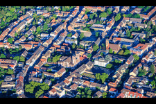 Centre situé entre Friedrichstrasse et Rheingoldstrasse, avec l'église Saint-Jacques et l'église Saint-Matthieu à le quartier Neckarau in Mannheim dans le département Bade-Wurtemberg, Allemagne