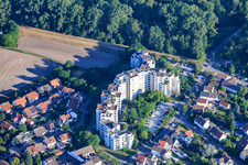 Immeubles résidentiels modernes de grande hauteur sur Ludwigshafener Straße et Ranschgraben à Neuhofen dans le département Rhénanie-Palatinat, Allemagne