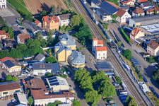 Gare ferroviaire et immeuble commercial à Bahnhofsplatz avec OCLC GmbH à le quartier Böhl in Böhl-Iggelheim dans le département Rhénanie-Palatinat, Allemagne