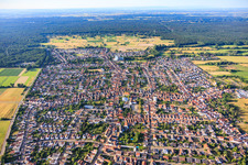 Vue d'ensemble de la ville depuis le nord à le quartier Iggelheim in Böhl-Iggelheim dans le département Rhénanie-Palatinat, Allemagne