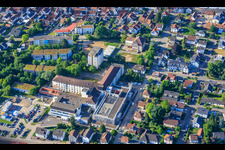 Chantier du nouveau bâtiment abritant le service des urgences, l'unité de soins intensifs et les services de diagnostic d'Asklepios Südpfalzkliniken GmbH. Maîtrise d'œuvre BPM Bau- und Projektmanagement Hart GmbH. Architecture, urbanisme et supervision du chantier: alsh sander hofrichter architekten GmbH, cabinet d'architecture et d'urbanisme. Bureau d'études Noll GmbH, Planification CVC (Chauffage, Ventilation, Plomberie, Gaz médicaux, Automatisation du bâtiment), Planification CVC (Systèmes haute et basse tension, Convoyeurs): DE-Plan GmbH & Co. KG, Ingénierie structurelle: ZPP Ingenieure AG, Architecture paysagère: hofmann_röttgen Landschaftsarchitekten BDLA, Protection incendie: Rieser-Wessel Brandschutzsachverständige & Ingenieure PartG mbB, et Physique du bâtiment / Isolation phonique et acoustique: Bureau d'études Seidel à Kandel dans le département Rhénanie-Palatinat, Allemagne
