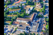 Chantier du nouveau bâtiment abritant le service des urgences, l'unité de soins intensifs et les services de diagnostic d'Asklepios Südpfalzkliniken GmbH. Maîtrise d'œuvre BPM Bau- und Projektmanagement Hart GmbH. Architecture, urbanisme et supervision du chantier: alsh sander hofrichter architekten GmbH, cabinet d'architecture et d'urbanisme. Bureau d'études Noll GmbH, Planification CVC (Chauffage, Ventilation, Plomberie, Gaz médicaux, Automatisation du bâtiment), Planification CVC (Systèmes haute et basse tension, Convoyeurs): DE-Plan GmbH & Co. KG, Ingénierie structurelle: ZPP Ingenieure AG, Architecture paysagère: hofmann_röttgen Landschaftsarchitekten BDLA, Protection incendie: Rieser-Wessel Brandschutzsachverständige & Ingenieure PartG mbB, et Physique du bâtiment / Isolation phonique et acoustique: Bureau d'études Seidel à Kandel dans le département Rhénanie-Palatinat, Allemagne