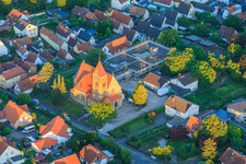 L'église catholique Saint-Michel dans les dernières lueurs du soir à Insheim dans le département Rhénanie-Palatinat, Allemagne