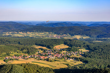 Vue du village depuis l'est en parapente à Climbach dans le département Bas Rhin, France