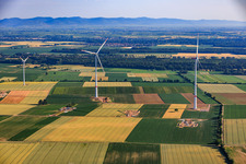Démolition et démantèlement des quatre anciennes installations (GE 1.5) de 2004 après la modernisation du parc éolien Minfeld à Minfeld dans le département Rhénanie-Palatinat, Allemagne