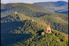 Trois châteaux : Trifels, Anebos, Jungturm Münz et la tour rénovée Scharfenberg à le quartier Bindersbach in Annweiler am Trifels dans le département Rhénanie-Palatinat, Allemagne