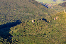 Rochers et châteaux : Anebos, Jungturm Münz et tour rénovée Scharfenberg à Leinsweiler dans le département Rhénanie-Palatinat, Allemagne