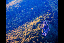 Ruines du château de Madenburg vues en parapente depuis le sud-est à Eschbach dans le département Rhénanie-Palatinat, Allemagne