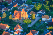 L'église catholique Saint-Michel dans les dernières lueurs du soir à Insheim dans le département Rhénanie-Palatinat, Allemagne