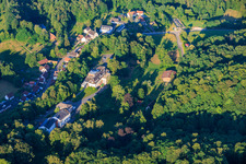 Vue du village dans le Lautertal depuis le nord avec le Mont des Oiseaux à le quartier Weiler in Wissembourg dans le département Bas Rhin, France