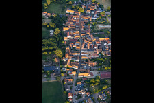 Klingbachstraße depuis l'ouest à le quartier Klingen in Heuchelheim-Klingen dans le département Rhénanie-Palatinat, Allemagne