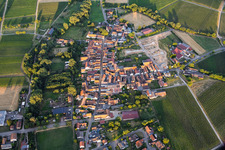 Vue du village depuis l'ouest en soirée, avec le nouveau lotissement du domaine viticole de Lindenhof. à le quartier Klingen in Heuchelheim-Klingen dans le département Rhénanie-Palatinat, Allemagne