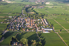 Vue du village depuis l'ouest avec le domaine viticole Karl Pfaffmann à Walsheim dans le département Rhénanie-Palatinat, Allemagne