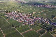 Village viticole du nord-ouest à Roschbach dans le département Rhénanie-Palatinat, Allemagne