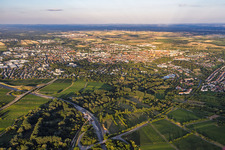 Vue de la ville depuis l'ouest en soirée à Landau in der Pfalz dans le département Rhénanie-Palatinat, Allemagne