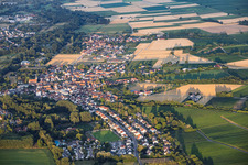 Vue du village depuis l'ouest en soirée à le quartier Ingenheim in Billigheim-Ingenheim dans le département Rhénanie-Palatinat, Allemagne