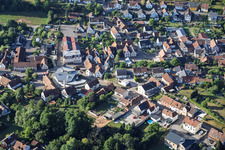 Église moderne Saint-Sébastien et auberge de campagne Zur Linde au centre du village à Silz dans le département Rhénanie-Palatinat, Allemagne