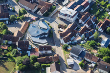 Église moderne Saint-Sébastien et auberge de campagne Zur Linde au centre du village à Silz dans le département Rhénanie-Palatinat, Allemagne