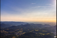 Forêt du Palatinat jusqu'à la plaine du Rhin le matin en venant du sud-ouest à Völkersweiler dans le département Rhénanie-Palatinat, Allemagne