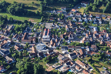 Centre du village vu du nord à le quartier Stein in Gossersweiler-Stein dans le département Rhénanie-Palatinat, Allemagne