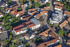 Église moderne Saint-Sébastien et auberge de campagne Zur Linde au centre du village à Silz dans le département Rhénanie-Palatinat, Allemagne